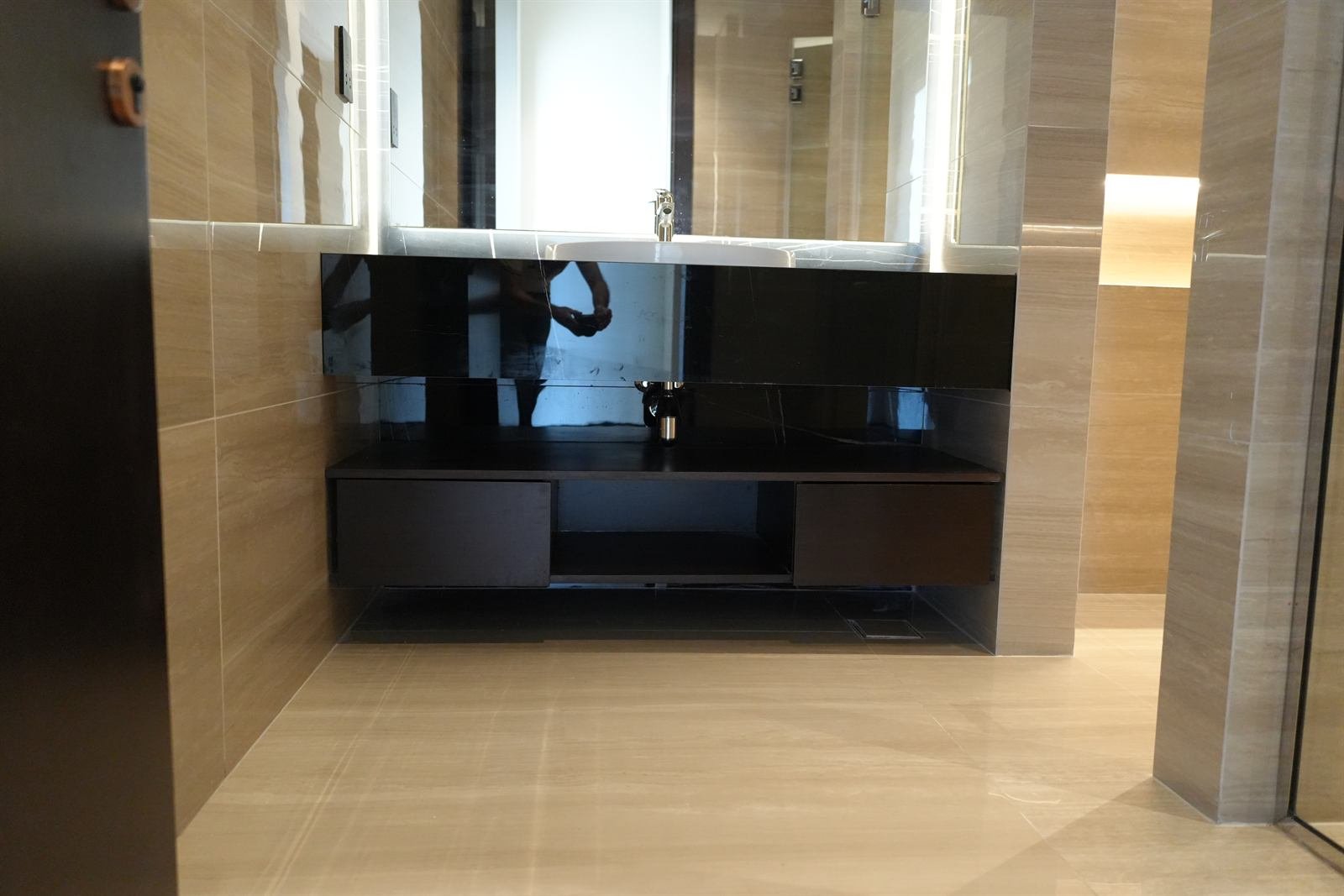 Floating bathroom vanity unit with mirror lighting