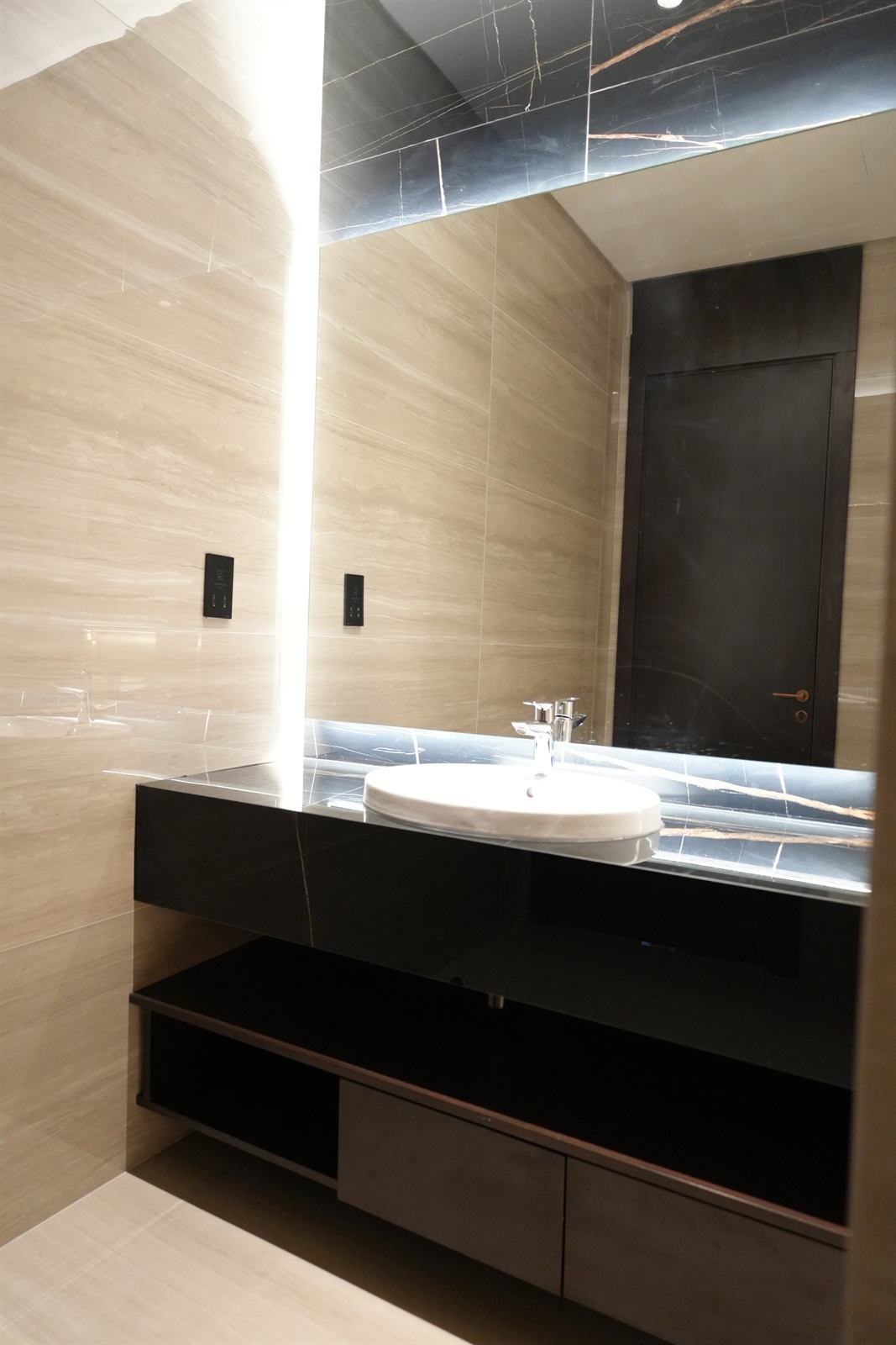 Bathroom vanity with black lacquer and marble tiles